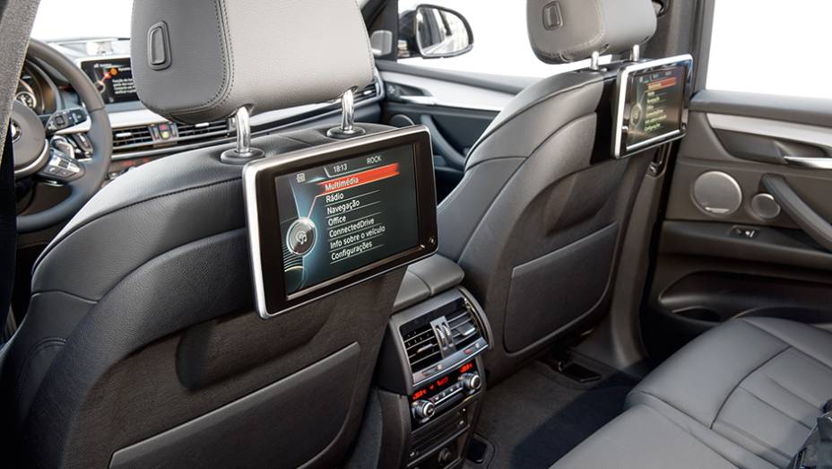 Telas de alta definição entretêm quem viaja na fileira central | <a href="https://gutenberg.quatrorodas.abril.com.br/carros/impressoes/bmw-x5-765445.shtml" rel="migration">Leia mais</a> Telas de alta definição entretêm quem viaja na fileira central | <a href="https://gutenberg.quatrorodas.abril.com.br/carros/impressoes/bmw-x5-765445.shtml" rel="migration">Leia mais</a>