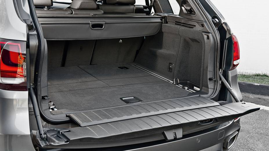 Porta-malas tem tampa dupla - a principal é acionada eletricamente | <a href="https://gutenberg.quatrorodas.abril.com.br/carros/impressoes/bmw-x5-765445.shtml" rel="migration">Leia mais</a> Porta-malas tem tampa dupla - a principal é acionada eletricamente | <a href="https://gutenberg.quatrorodas.abril.com.br/carros/impressoes/bmw-x5-765445.shtml" rel="migration">Leia mais</a>