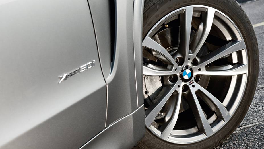 As rodas são aro 20 | <a href="https://gutenberg.quatrorodas.abril.com.br/carros/impressoes/bmw-x5-765445.shtml" rel="migration">Leia mais</a> As rodas são aro 20 | <a href="https://gutenberg.quatrorodas.abril.com.br/carros/impressoes/bmw-x5-765445.shtml" rel="migration">Leia mais</a>