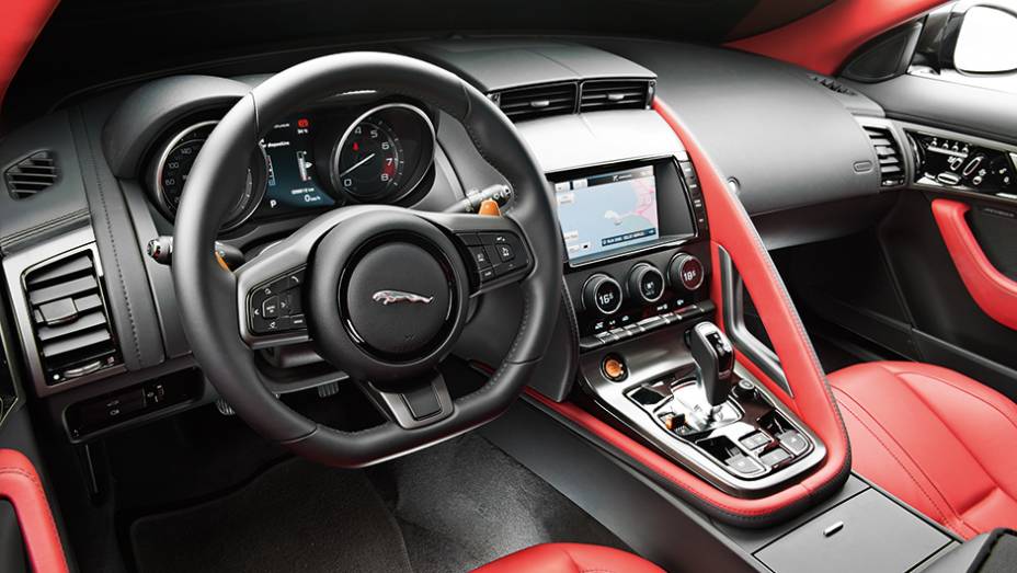 Repleto de materiais nobres, o painel do Jaguar faz jus ao preço | <a href="https://gutenberg.quatrorodas.abril.com.br/carros/comparativos/conversiveis-770669.shtml" rel="migration">Leia mais</a>