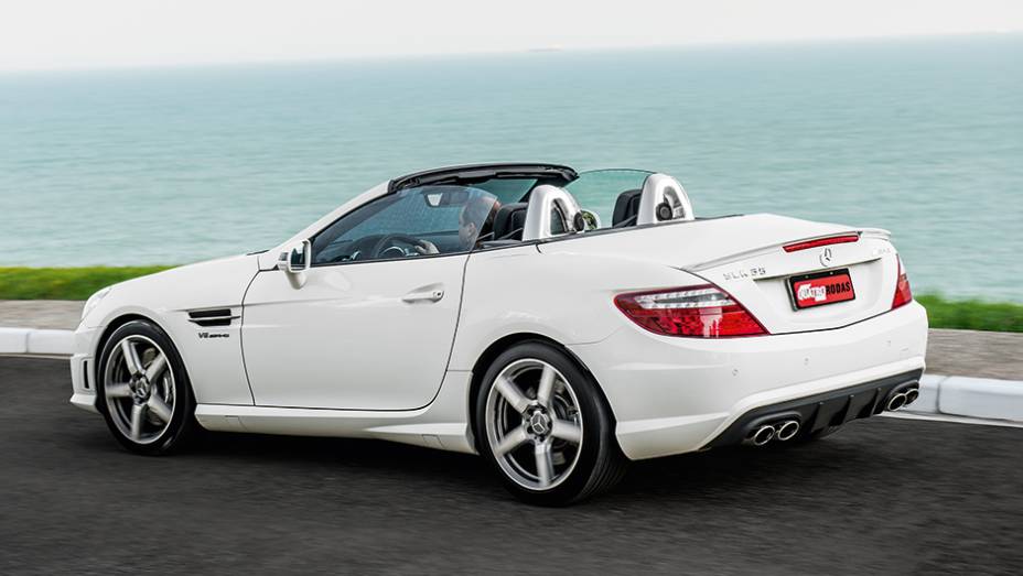 SLK AMG tem visual mais esportivo que as demais versões | <a href="https://gutenberg.quatrorodas.abril.com.br/carros/comparativos/conversiveis-770669.shtml" rel="migration">Leia mais</a>