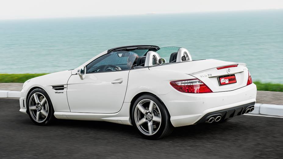 SLK AMG tem visual mais esportivo que as demais vers&otilde;es | <a href="https://gutenberg.quatrorodas.abril.com.br/carros/comparativos/conversiveis-770669.shtml" rel="migration">Leia mais</a>