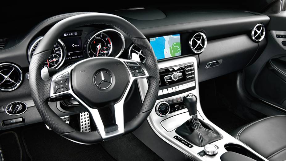 Cockpit do SLK oferece pegada esportiva, sem descuidar da luxuosidade | <a href="https://gutenberg.quatrorodas.abril.com.br/carros/comparativos/conversiveis-770669.shtml" rel="migration">Leia mais</a>