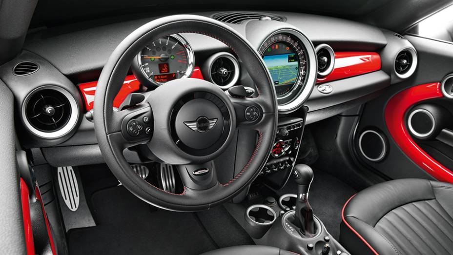 Rico em acess&oacute;rios, mas frugal perto dos mais caros. &Oacute;tima ergonomia | <a href="https://gutenberg.quatrorodas.abril.com.br/carros/comparativos/conversiveis-770669.shtml" rel="migration">Leia mais</a>