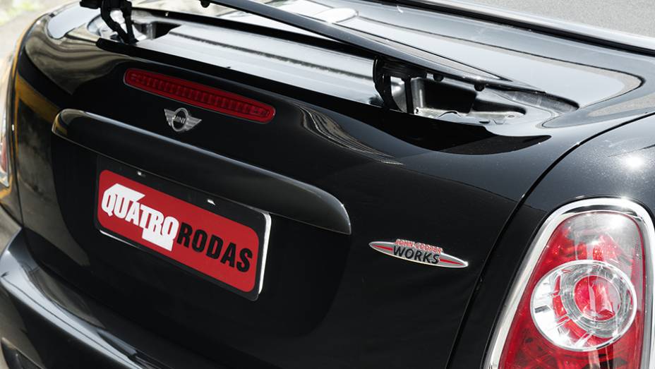 Asa traseira funciona de forma autom&aacute;tica | <a href="https://gutenberg.quatrorodas.abril.com.br/carros/comparativos/conversiveis-770669.shtml" rel="migration">Leia mais</a>