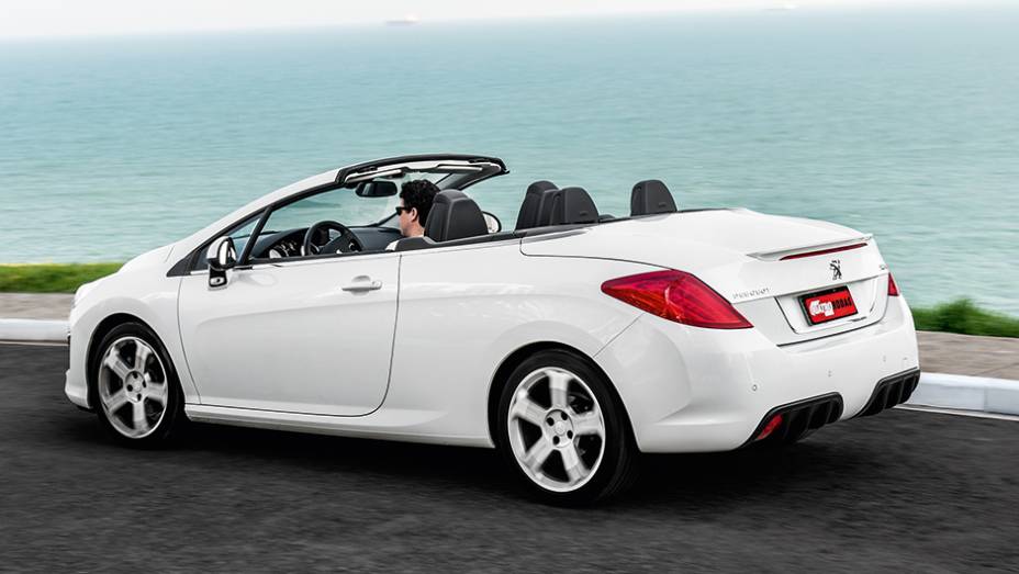 O 308 CC &eacute; a melhor op&ccedil;&atilde;o para quem n&atilde;o quer viajar sozinho | <a href="https://gutenberg.quatrorodas.abril.com.br/carros/comparativos/conversiveis-770669.shtml" rel="migration">Leia mais</a>
