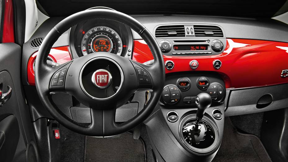 Interior &eacute; igual ao das demais vers&otilde;es. Acionamento da capota fica no teto | <a href="https://gutenberg.quatrorodas.abril.com.br/carros/comparativos/conversiveis-770669.shtml" rel="migration">Leia mais</a>