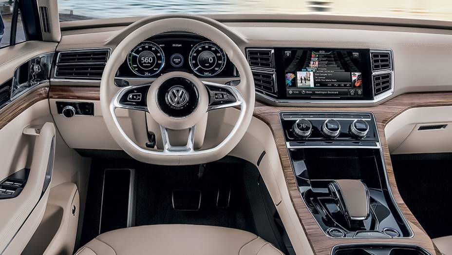 Visual interno deve ser o mesmo, mas os materiais vão mudar na versão de produção | <a href="https://gutenberg.quatrorodas.abril.com.br/carros/impressoes/volkswagen-crossblue-766158.shtml" rel="migration">Leia mais</a>