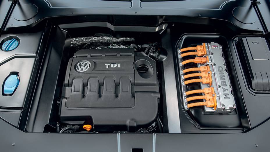 Motor a combustão combina forças com dois elétricos | <a href="https://gutenberg.quatrorodas.abril.com.br/carros/impressoes/volkswagen-crossblue-766158.shtml" rel="migration">Leia mais</a>