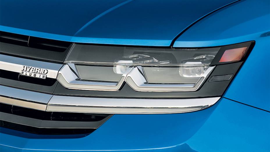 Faróis de led são integrados à grade do radiador | <a href="https://gutenberg.quatrorodas.abril.com.br/carros/impressoes/volkswagen-crossblue-766158.shtml" rel="migration">Leia mais</a>