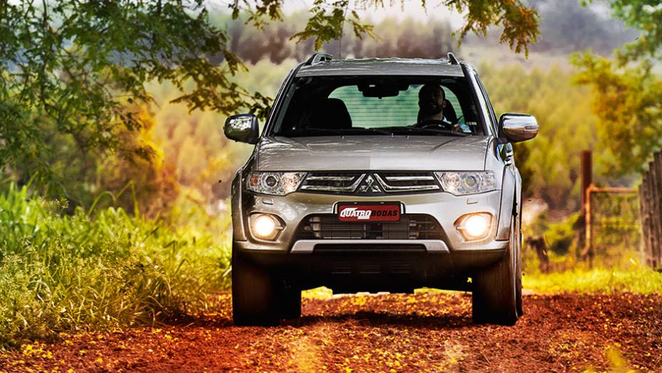 De frente, o Pajero Dakar &eacute; igual a uma L200 Triton... | <a href="https://gutenberg.quatrorodas.abril.com.br/carros/testes/mitsubishi-pajero-dakar-hpe-765655.shtml" rel="migration">Leia mais</a>