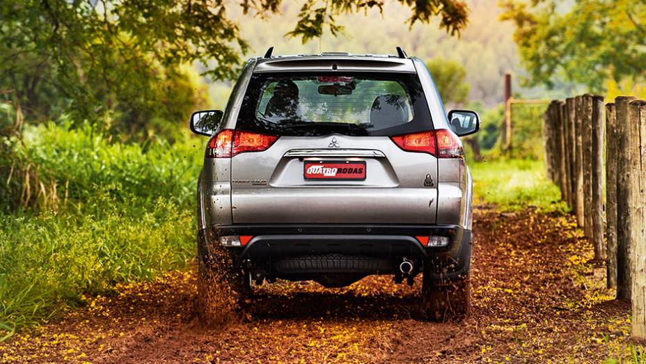... mas por tr&aacute;s o utilit&aacute;rio esportivo tem design pr&oacute;prio | <a href="https://gutenberg.quatrorodas.abril.com.br/carros/testes/mitsubishi-pajero-dakar-hpe-765655.shtml" rel="migration">Leia mais</a>