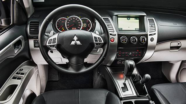 Bancos de couro e console central com acabamento que imita titânio | <a href="https://gutenberg.quatrorodas.abril.com.br/carros/testes/mitsubishi-pajero-dakar-hpe-765655.shtml" rel="migration">Leia mais</a> Bancos de couro e console central com acabamento que imita titânio | <a href="https://gutenberg.quatrorodas.abril.com.br/carros/testes/mitsubishi-pajero-dakar-hpe-765655.shtml" rel="migration">Leia mais</a>