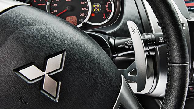 Engates de marchas no volante | <a href="https://gutenberg.quatrorodas.abril.com.br/carros/testes/mitsubishi-pajero-dakar-hpe-765655.shtml" rel="migration">Leia mais</a> Engates de marchas no volante | <a href="https://gutenberg.quatrorodas.abril.com.br/carros/testes/mitsubishi-pajero-dakar-hpe-765655.shtml" rel="migration">Leia mais</a>