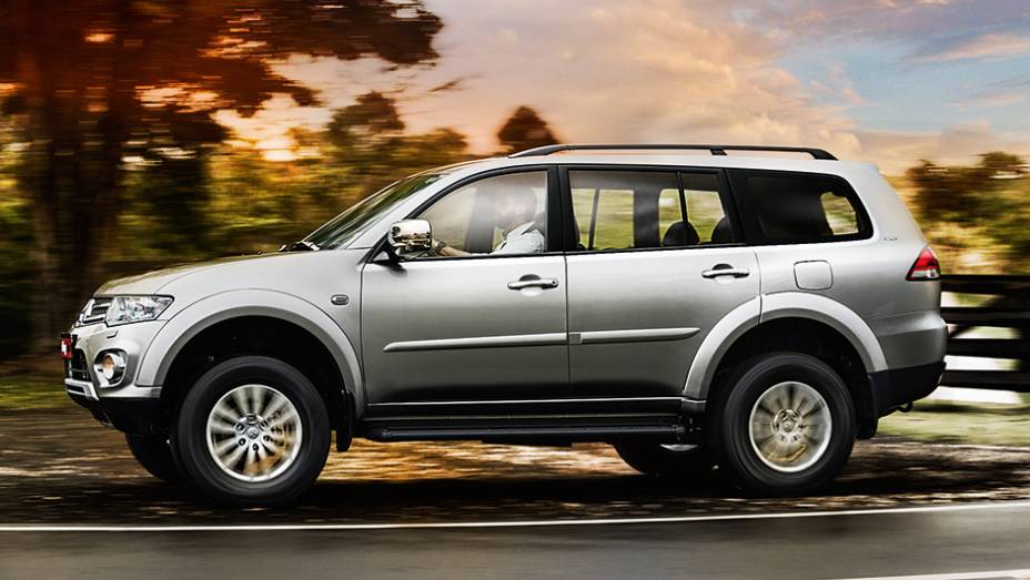 A altura do SUV em rela&ccedil;&atilde;o ao solo &eacute; de 21,5 cent&iacute;metros | <a href="https://gutenberg.quatrorodas.abril.com.br/carros/testes/mitsubishi-pajero-dakar-hpe-765655.shtml" rel="migration">Leia mais</a>