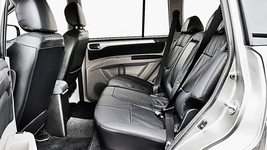 Cintos de tr&ecirc;s pontos: s&oacute; para quem viaja nas laterais | <a href="https://gutenberg.quatrorodas.abril.com.br/carros/testes/mitsubishi-pajero-dakar-hpe-765655.shtml" rel="migration">Leia mais</a>
