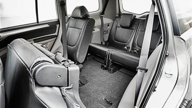 Rebatido, o banco dá acesso à terceira fila de assentos | <a href="https://gutenberg.quatrorodas.abril.com.br/carros/testes/mitsubishi-pajero-dakar-hpe-765655.shtml" rel="migration">Leia mais</a> Rebatido, o banco dá acesso à terceira fila de assentos | <a href="https://gutenberg.quatrorodas.abril.com.br/carros/testes/mitsubishi-pajero-dakar-hpe-765655.shtml" rel="migration">Leia mais</a>