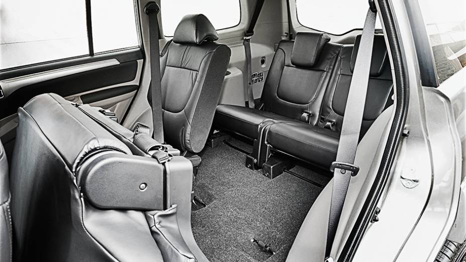 Rebatido, o banco d&aacute; acesso &agrave; terceira fila de assentos | <a href="https://gutenberg.quatrorodas.abril.com.br/carros/testes/mitsubishi-pajero-dakar-hpe-765655.shtml" rel="migration">Leia mais</a>