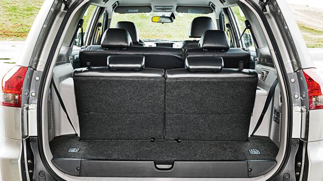 Com terceira fila embutida, o porta-malas leva 893 litros | <a href="https://gutenberg.quatrorodas.abril.com.br/carros/testes/mitsubishi-pajero-dakar-hpe-765655.shtml" rel="migration">Leia mais</a> Com terceira fila embutida, o porta-malas leva 893 litros | <a href="https://gutenberg.quatrorodas.abril.com.br/carros/testes/mitsubishi-pajero-dakar-hpe-765655.shtml" rel="migration">Leia mais</a>