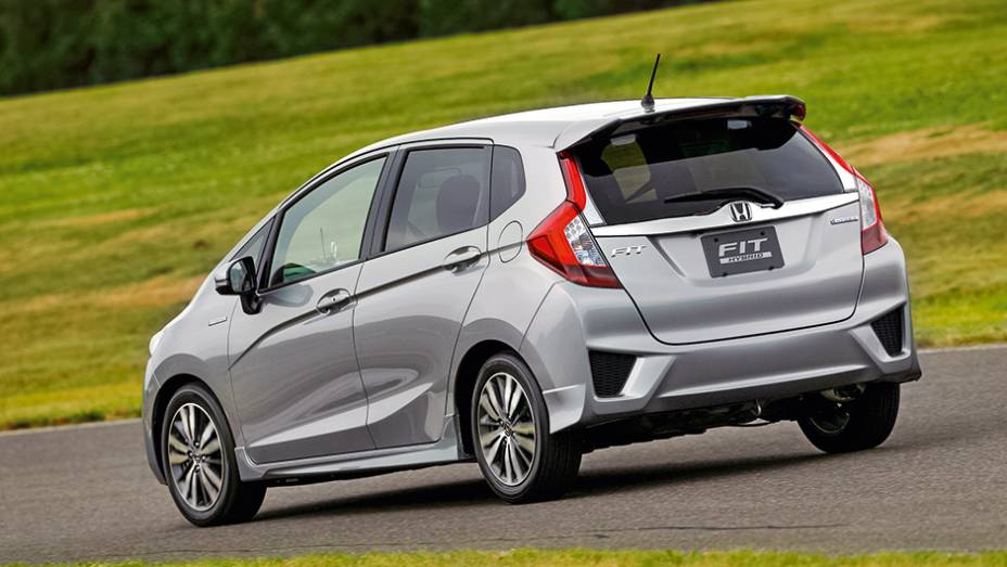 Lanternas avan&ccedil;am na tampa traseira, junto ao vidro | <a href="https://gutenberg.quatrorodas.abril.com.br/carros/impressoes/honda-fit-765447.shtml" rel="migration">Leia mais</a>