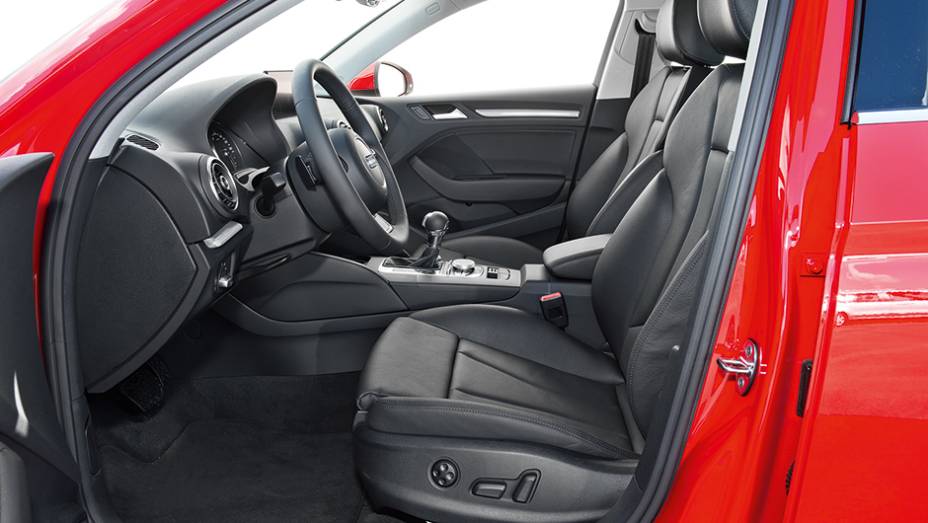 Assentos dianteiros t&ecirc;m estilo esportivo. O do motorista tem regulagem el&eacute;trica | <a href="https://gutenberg.quatrorodas.abril.com.br/carros/testes/audi-a3-sedan-771657.shtml" rel="migration">Leia mais</a>