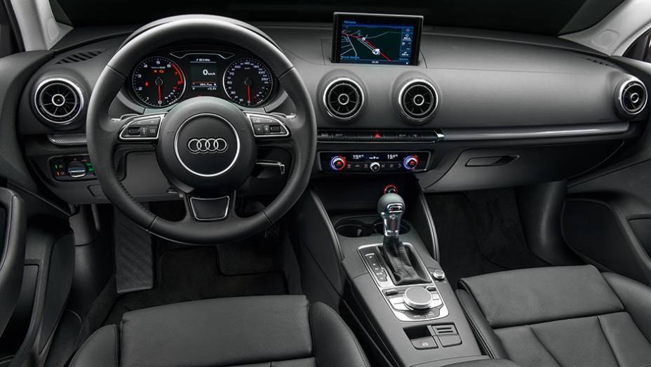 Interior tem acabamento esmerado e pouco bot&otilde;es. Sa&iacute;das de ar t&ecirc;m inspira&ccedil;&atilde;o em turbinas e s&atilde;o parecidas com as do seu rival Mercedes CLA | <a href="https://gutenberg.quatrorodas.abril.com.br/carros/testes/audi-a3-sedan-771657.shtml" rel="migration">Leia mais</a>