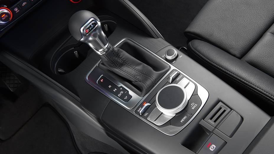Trocas sequenciais s&atilde;o feitas por alavancas ou borboletas atr&aacute;s do volante | <a href="https://gutenberg.quatrorodas.abril.com.br/carros/testes/audi-a3-sedan-771657.shtml" rel="migration">Leia mais</a>