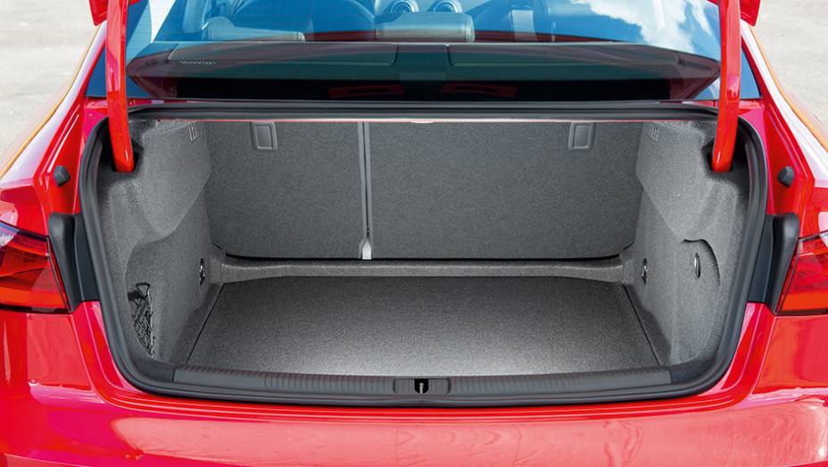 Bagageiro &eacute; menor que o de um Honda Civic, com 425 litros | <a href="https://gutenberg.quatrorodas.abril.com.br/carros/testes/audi-a3-sedan-771657.shtml" rel="migration">Leia mais</a>