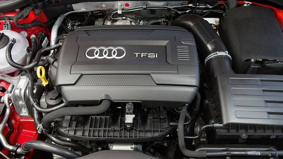 Motor 1.8 TFSI a gasolina conta com oito bicos injetores | <a href="https://gutenberg.quatrorodas.abril.com.br/carros/testes/audi-a3-sedan-771657.shtml" rel="migration">Leia mais</a>