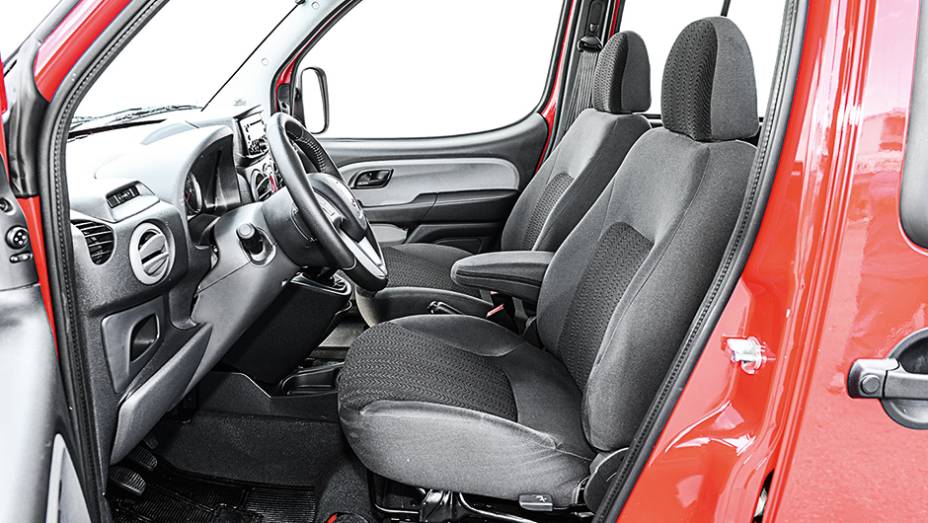 Banco vem com descansa-braço | <a href="https://gutenberg.quatrorodas.abril.com.br/carros/comparativos/dossie-sete-lugares-120-mil-reais-772708.shtml" rel="migration">Leia mais</a>