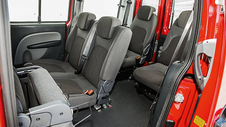 Atrás, posição elevada garante conforto e visibilidade aos passageiros | <a href="https://gutenberg.quatrorodas.abril.com.br/carros/comparativos/dossie-sete-lugares-120-mil-reais-772708.shtml" rel="migration">Leia mais</a>
