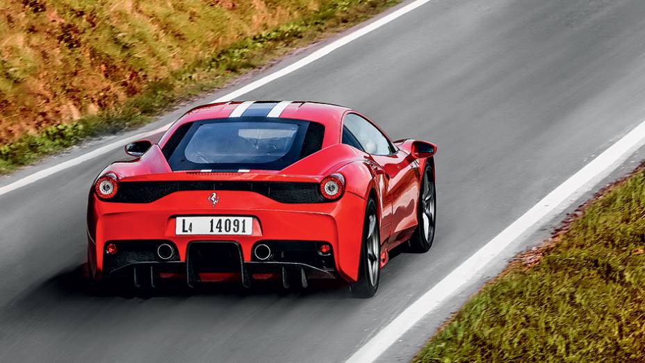 Em vez dos três escapes centrais, dois largos canos e um extrator de ar | <a href="https://gutenberg.quatrorodas.abril.com.br/carros/impressoes/ferrari-458-speciale-772369.shtml" rel="migration">Leia mais</a>