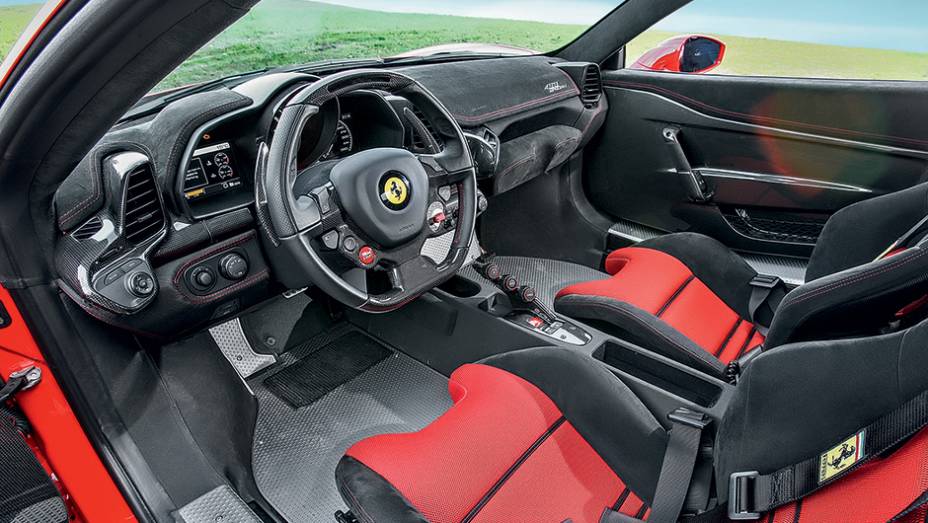 Acabamento da cabine é primoroso | <a href="https://gutenberg.quatrorodas.abril.com.br/carros/impressoes/ferrari-458-speciale-772369.shtml" rel="migration">Leia mais</a>