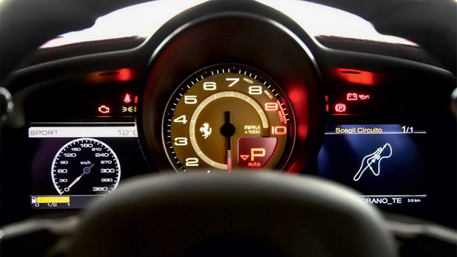 Quadro de instrumentos traz à direita uma tela que mostra traçado do circuito percorrido | <a href="https://gutenberg.quatrorodas.abril.com.br/carros/impressoes/ferrari-458-speciale-772369.shtml" rel="migration">Leia mais</a> Quadro de instrumentos traz à direita uma tela que mostra traçado do circuito percorrido | <a href="https://gutenberg.quatrorodas.abril.com.br/carros/impressoes/ferrari-458-speciale-772369.shtml" rel="migration">Leia mais</a>