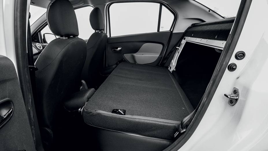 Sem a travessa met&aacute;lica atr&aacute;s do banco, agora &eacute; poss&iacute;vel rebat&ecirc;-lo e ampliar o espa&ccedil;o para bagagens | <a href="https://gutenberg.quatrorodas.abril.com.br/carros/impressoes/renault-logan-expression-1-0-771375.shtml" rel="migration">Leia mais</a>