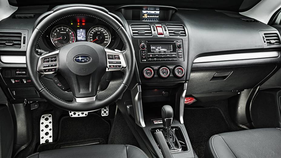 Cabine elegante e confortável. Tela colorida no topo do painel é de difícil leitura | <a href="https://gutenberg.quatrorodas.abril.com.br/carros/testes/subaru-forester-2-0-xt-turbo-772015.shtml" rel="migration">Leia mais</a>