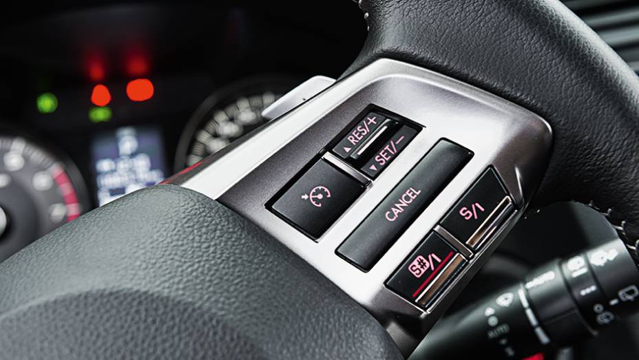 Teclas para alternar os modos de condução só no volante | <a href="https://gutenberg.quatrorodas.abril.com.br/carros/testes/subaru-forester-2-0-xt-turbo-772015.shtml" rel="migration">Leia mais</a>