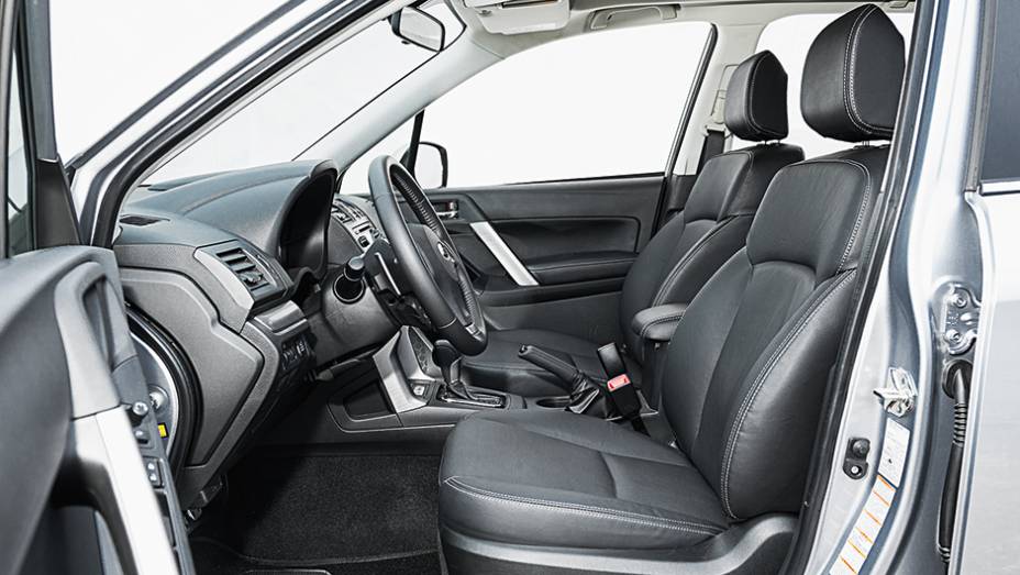 Bancos de couro com regulagem elétrica de série: fácil achar a posição de dirigir | <a href="https://gutenberg.quatrorodas.abril.com.br/carros/testes/subaru-forester-2-0-xt-turbo-772015.shtml" rel="migration">Leia mais</a>