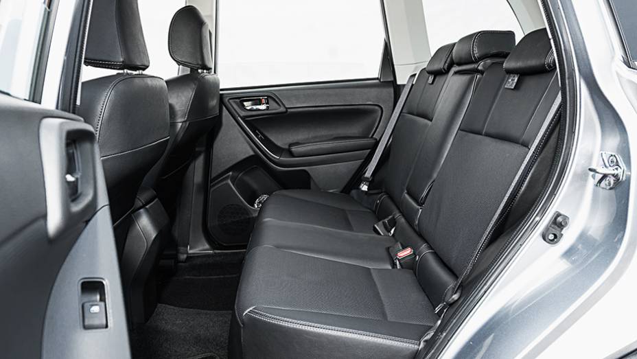 Atrás, espaço de sobra para três | <a href="https://gutenberg.quatrorodas.abril.com.br/carros/testes/subaru-forester-2-0-xt-turbo-772015.shtml" rel="migration">Leia mais</a>