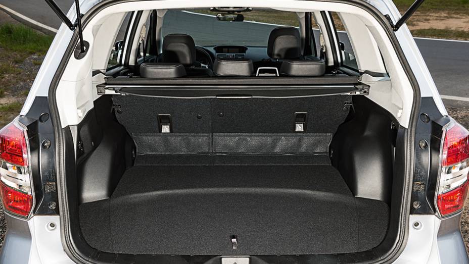 Porta-malas de 505 litros tem amplo acesso | <a href="https://gutenberg.quatrorodas.abril.com.br/carros/testes/subaru-forester-2-0-xt-turbo-772015.shtml" rel="migration">Leia mais</a>