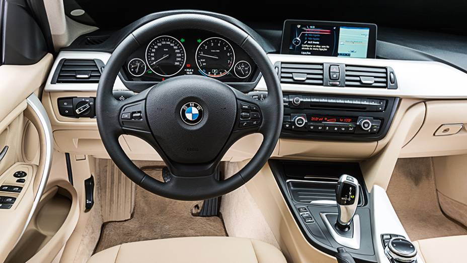 Acabamento bicolor quebra a sobriedade extrema da decora&ccedil;&atilde;o da cabine | <a href="https://gutenberg.quatrorodas.abril.com.br/carros/testes/bmw-320i-activeflex-774586.shtml" rel="migration">Leia mais</a>