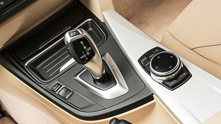 C&acirc;mbio tem oito marchas sequenciais | <a href="https://gutenberg.quatrorodas.abril.com.br/carros/testes/bmw-320i-activeflex-774586.shtml" rel="migration">Leia mais</a>