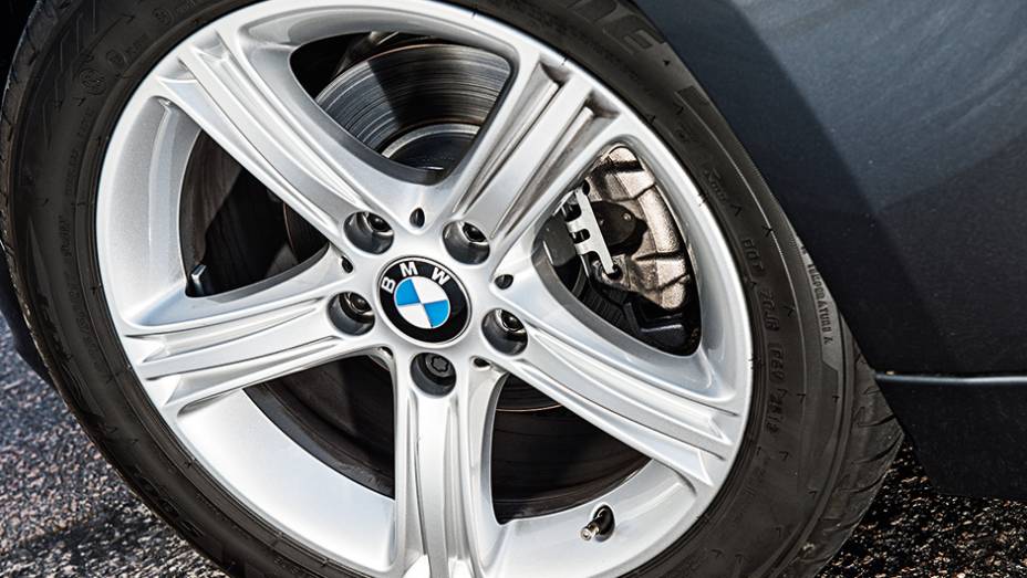 Rodas aro 18 e discos ventilados s&atilde;o de s&eacute;rie | <a href="https://gutenberg.quatrorodas.abril.com.br/carros/testes/bmw-320i-activeflex-774586.shtml" rel="migration">Leia mais</a>