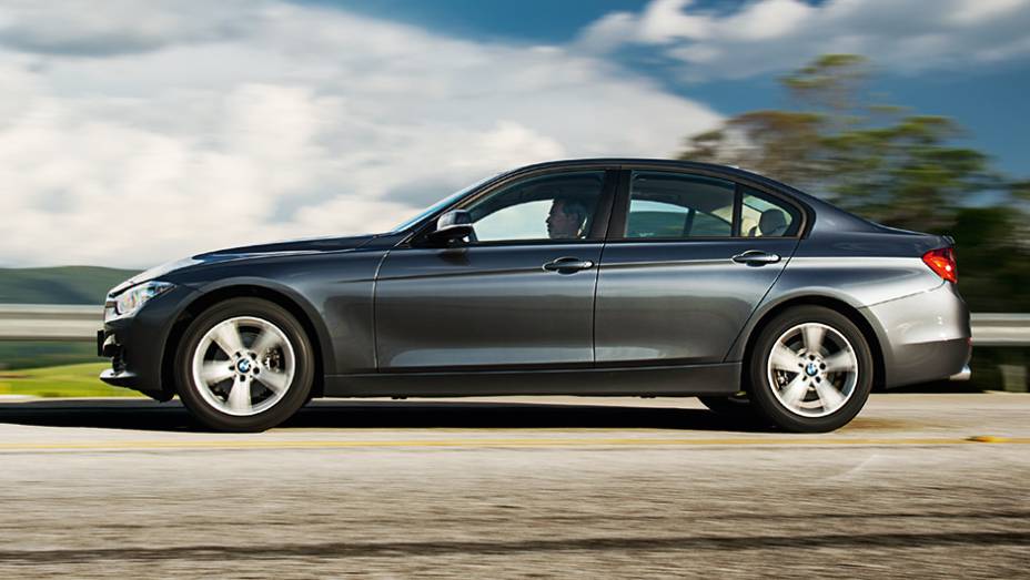 Cap&ocirc; longo e traseira curta: S&eacute;rie 3 segue elegante e atual | <a href="https://gutenberg.quatrorodas.abril.com.br/carros/testes/bmw-320i-activeflex-774586.shtml" rel="migration">Leia mais</a>