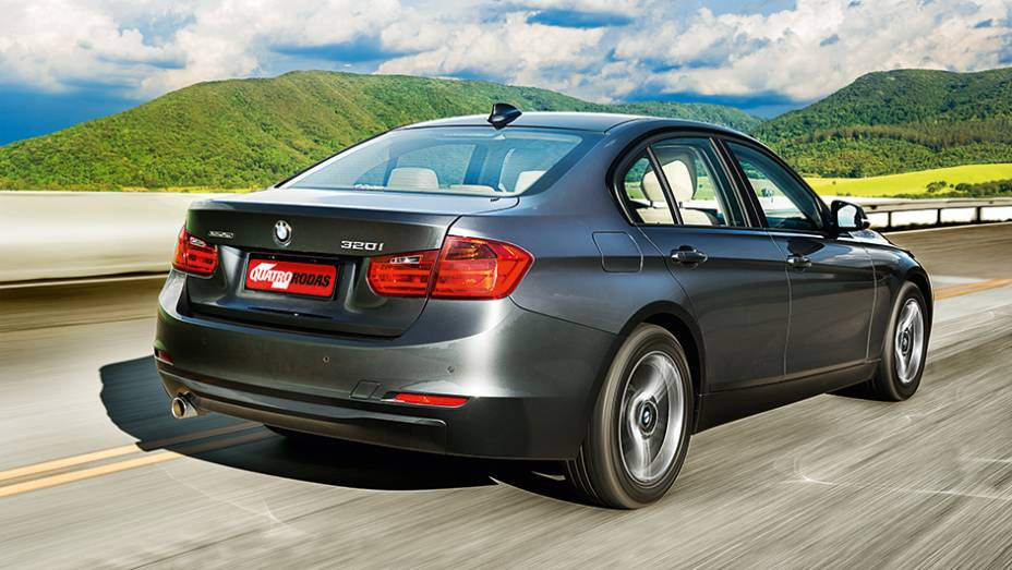 Vincos integram as lanternas à carroceria | <a href="https://gutenberg.quatrorodas.abril.com.br/carros/testes/bmw-320i-activeflex-774586.shtml" rel="migration">Leia mais</a> Vincos integram as lanternas à carroceria | <a href="https://gutenberg.quatrorodas.abril.com.br/carros/testes/bmw-320i-activeflex-774586.shtml" rel="migration">Leia mais</a>