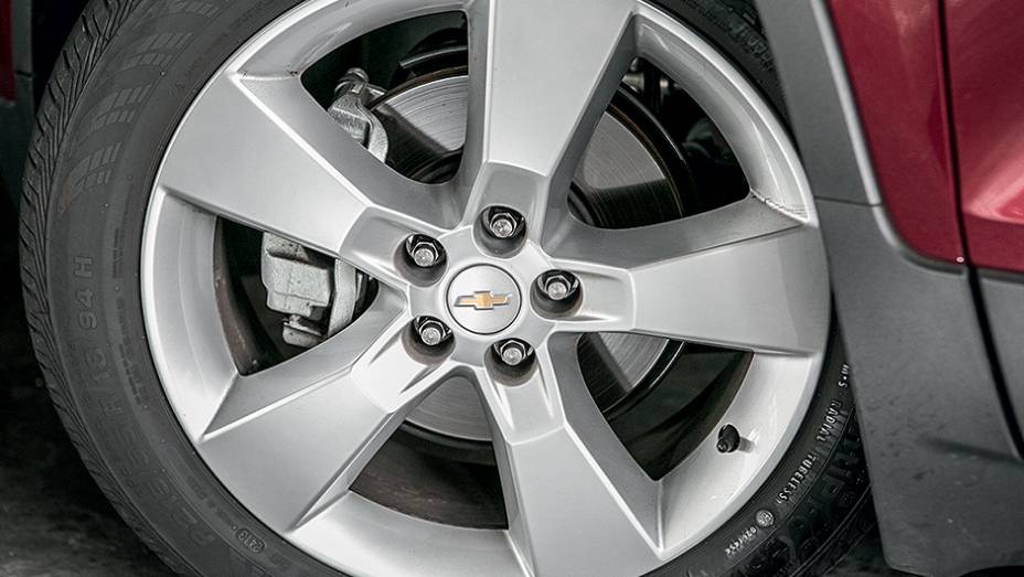Pneus são mais indicados para o uso no asfalto | <a href="https://gutenberg.quatrorodas.abril.com.br/carros/testes/aventureiros-urbanos-777231.shtml" rel="migration">Leia mais</a>