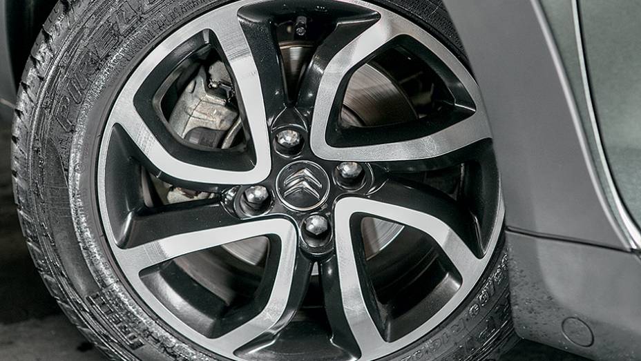 … rodas de liga-leve | <a href="https://gutenberg.quatrorodas.abril.com.br/carros/testes/aventureiros-urbanos-777231.shtml" rel="migration">Leia mais</a>