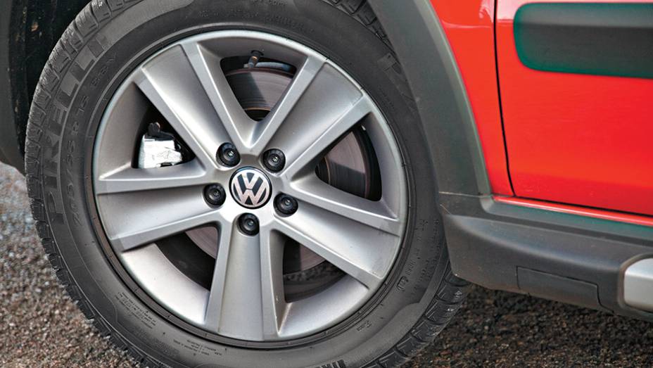 Rodas são de 15 polegadas | <a href="https://gutenberg.quatrorodas.abril.com.br/carros/testes/aventureiros-urbanos-777231.shtml" rel="migration">Leia mais</a>
