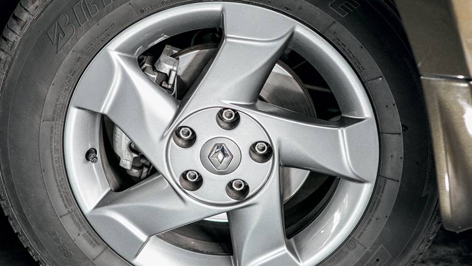 Rodas de liga leve | <a href="https://gutenberg.quatrorodas.abril.com.br/carros/testes/aventureiros-urbanos-777231.shtml" rel="migration">Leia mais</a>