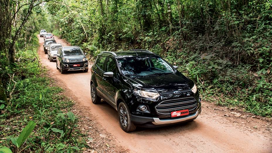 Oito motoristas se revezaram ao volante dos seis carros na estrada | <a href="https://gutenberg.quatrorodas.abril.com.br/carros/testes/aventureiros-urbanos-777231.shtml" rel="migration">Leia mais</a>
